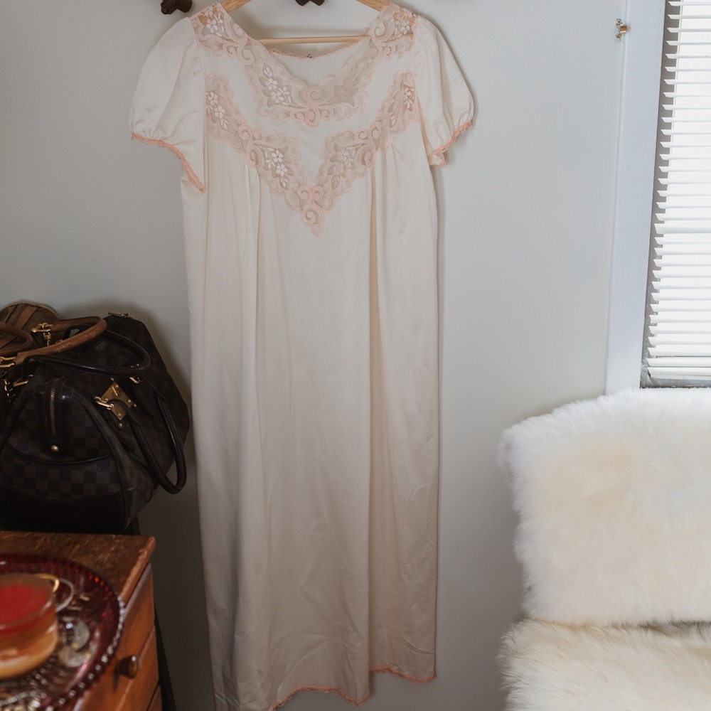 1970’s woman sleep wear